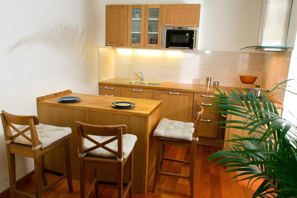 Abbesses Montmartre Apartment Parijs Kamer foto